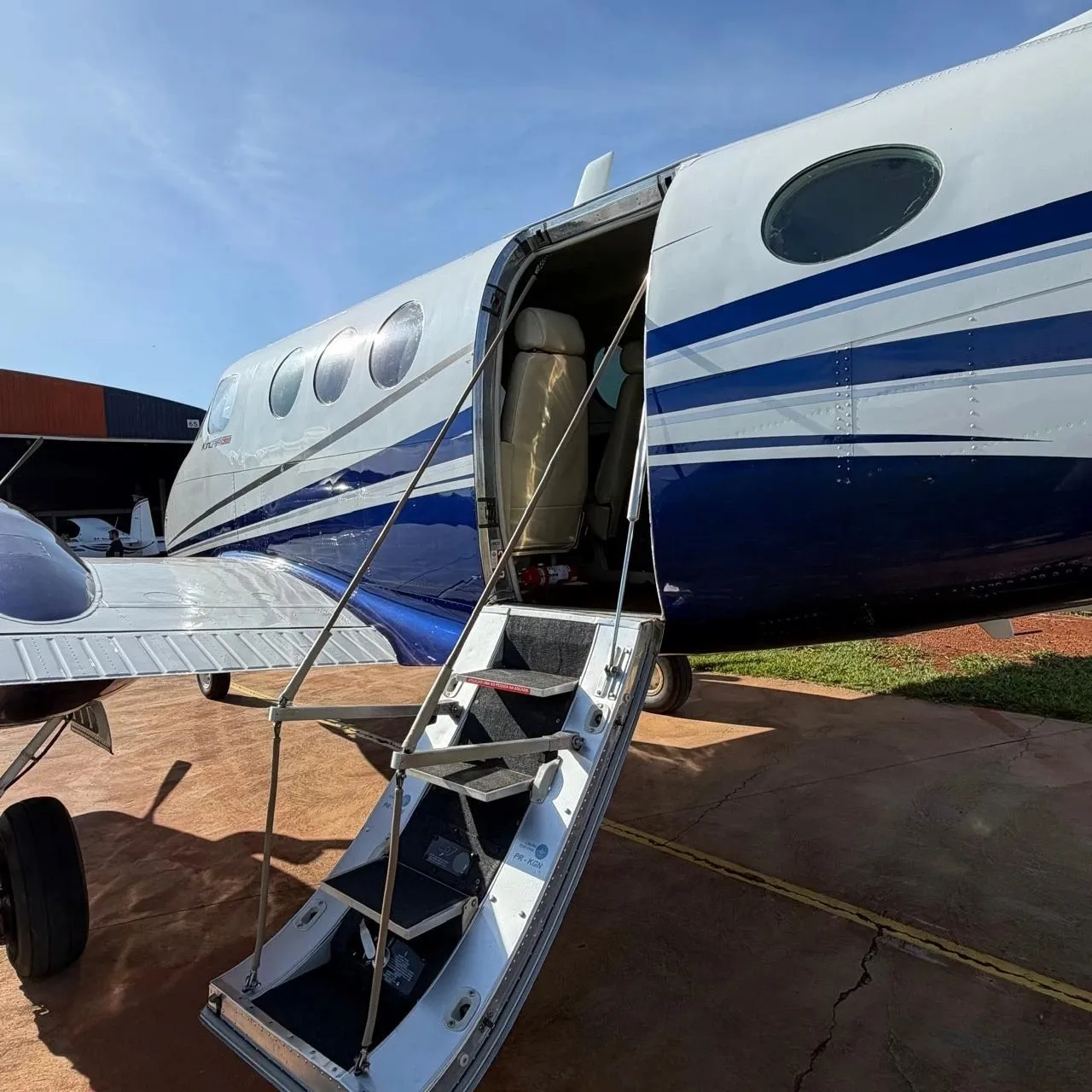 BEECHCRAFT CORPORATION KING AIR C90A - foto 25