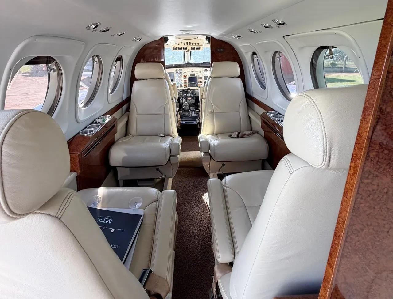 BEECHCRAFT CORPORATION KING AIR C90A - foto 13
