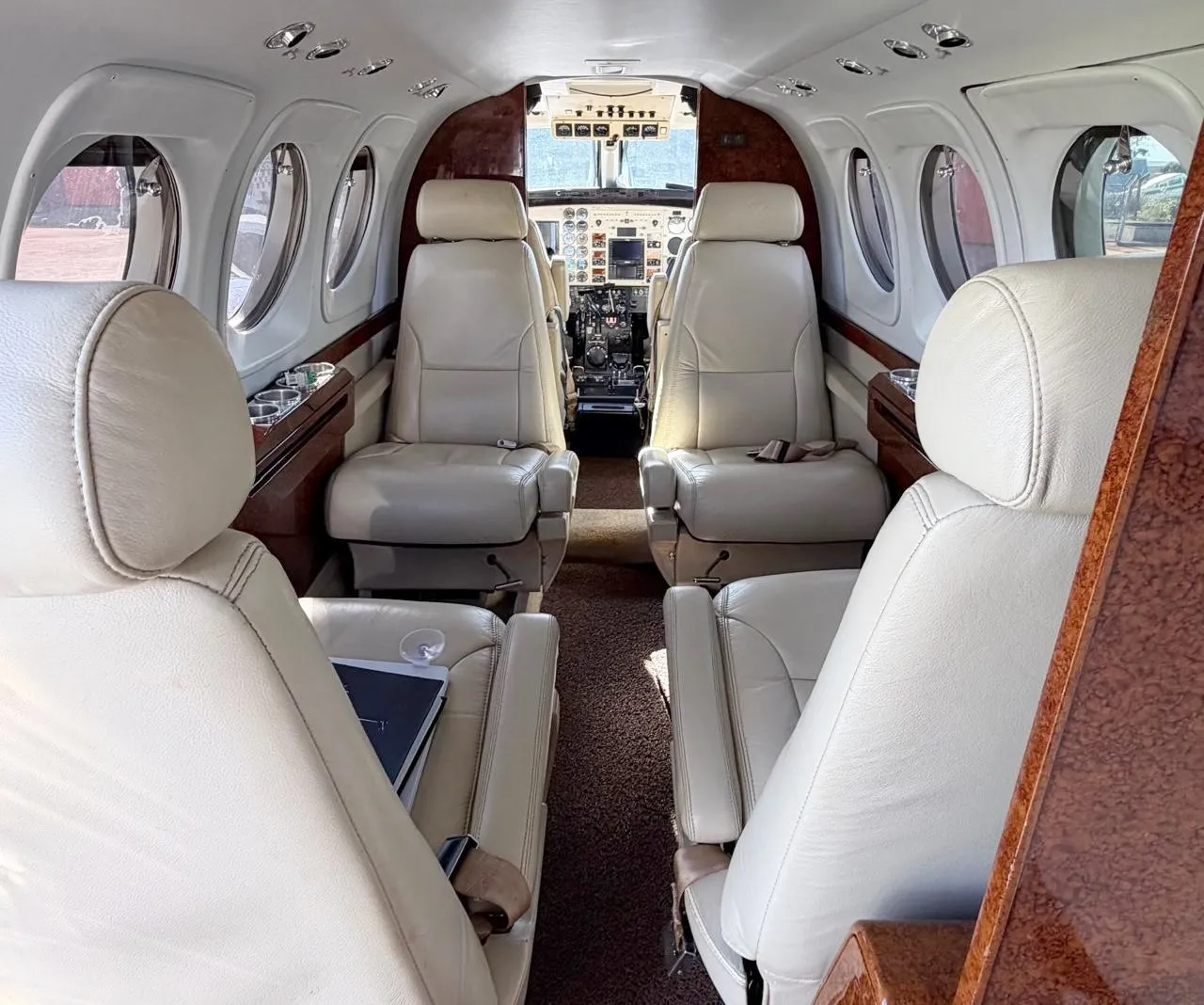 BEECHCRAFT CORPORATION KING AIR C90A - foto 7
