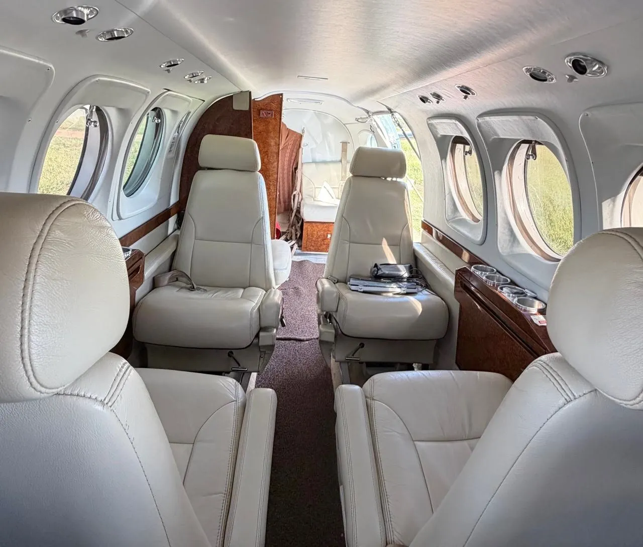 BEECHCRAFT CORPORATION KING AIR C90A - foto 6