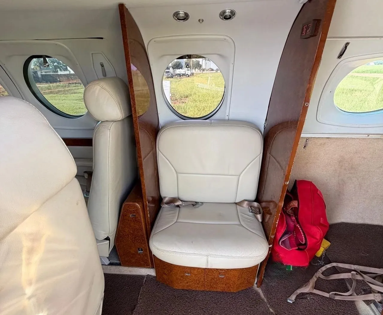 BEECHCRAFT CORPORATION KING AIR C90A - foto 10