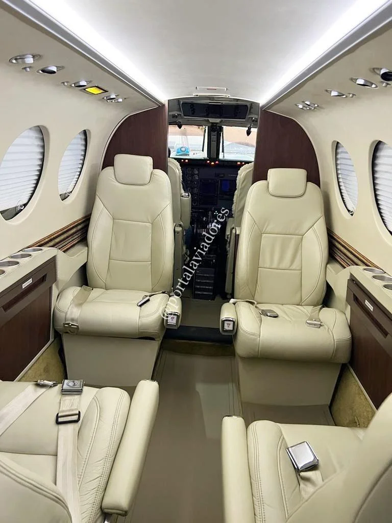 BEECHCRAFT CORPORATION KING AIR C90 - foto 4