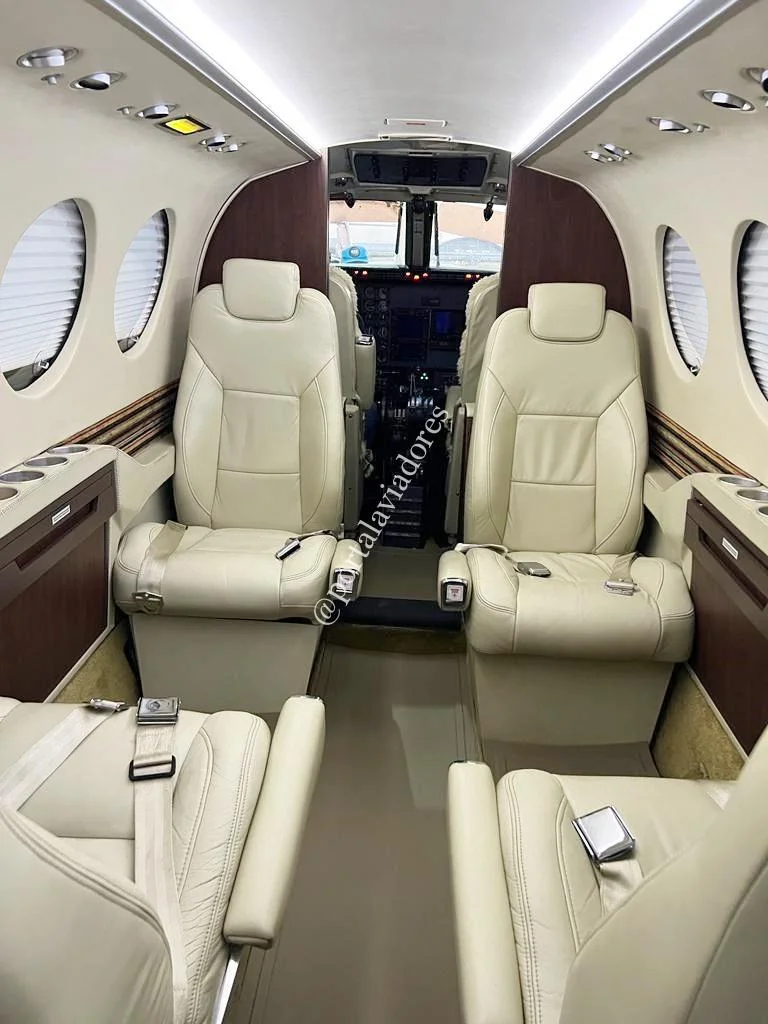 BEECHCRAFT CORPORATION KING AIR C90 - foto 6