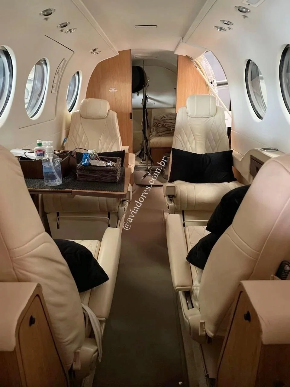 BEECHCRAFT CORPORATION KING AIR C90 - foto 5