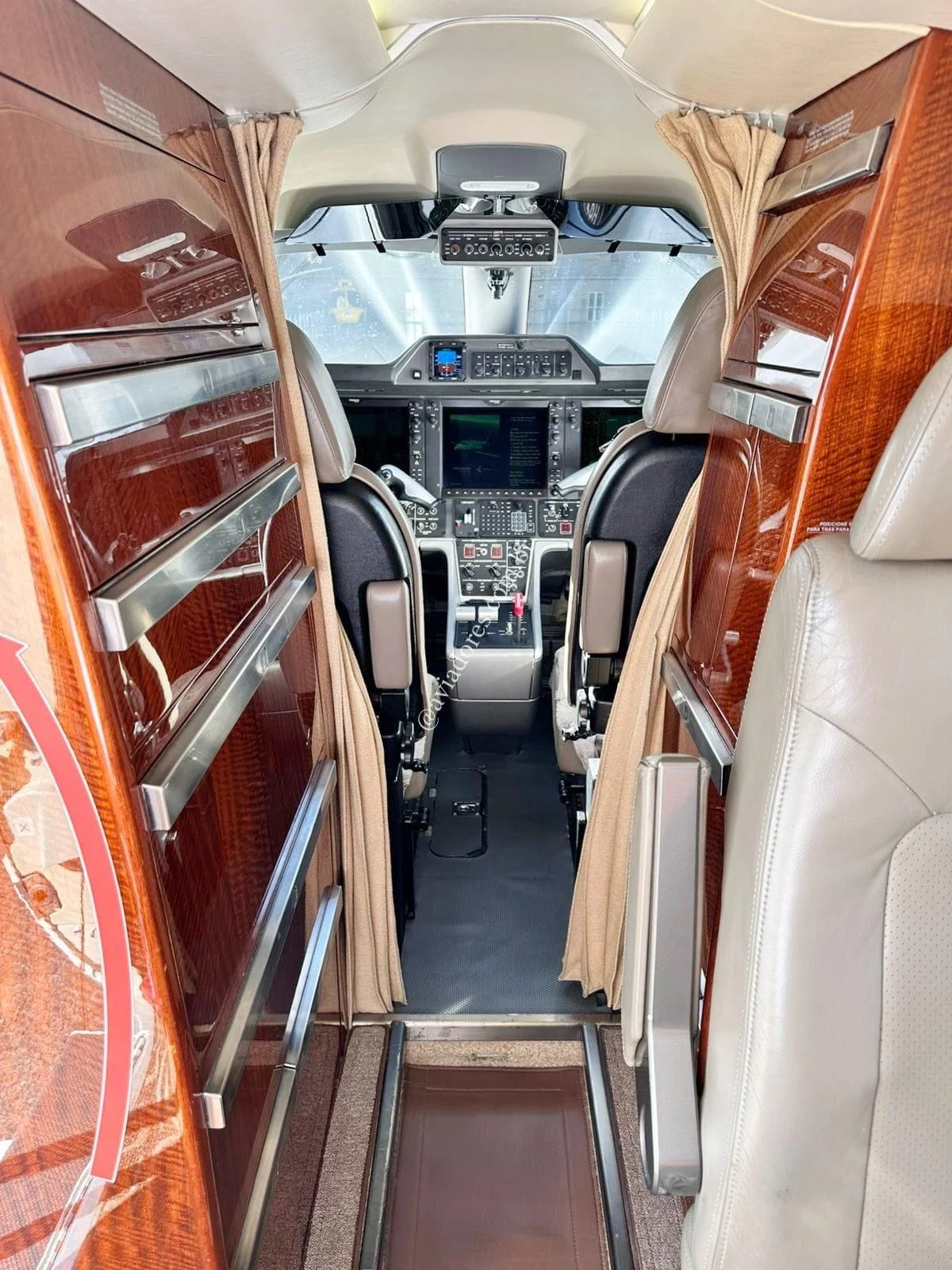 Embraer EMB 505 - PHENOM 300 - foto 5