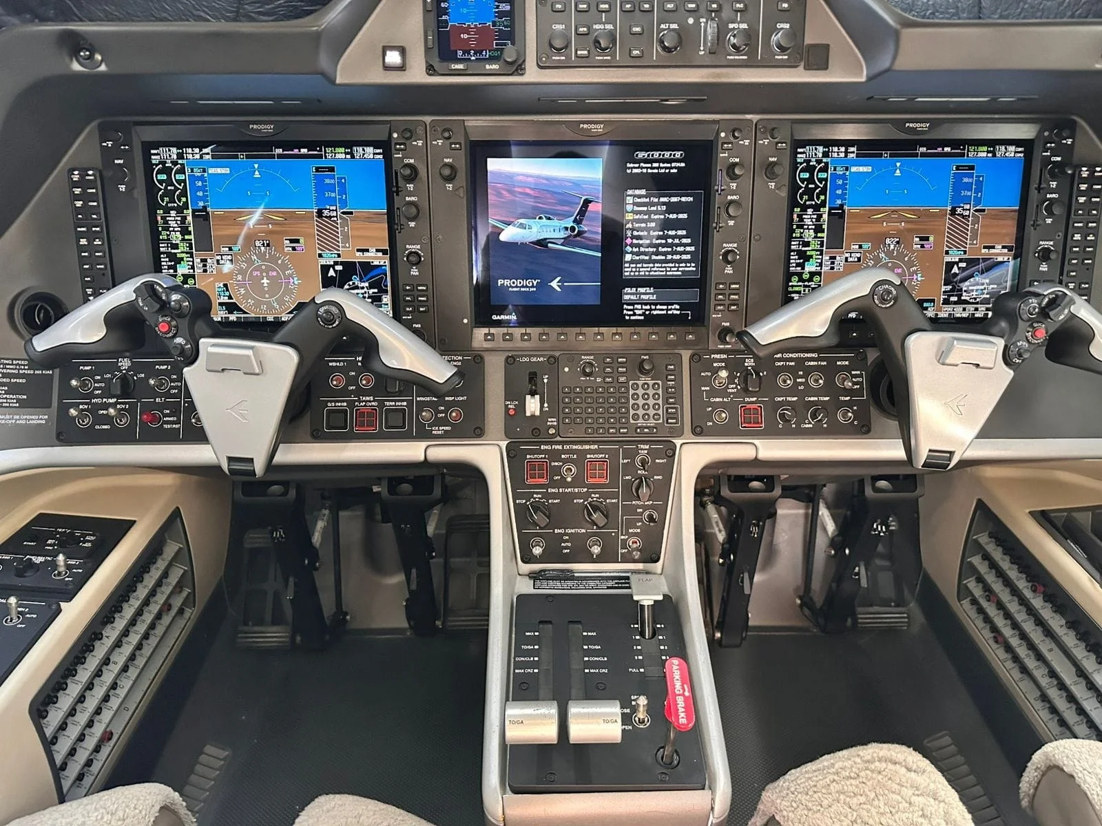 Embraer EMB 505 - PHENOM 300 - foto 3