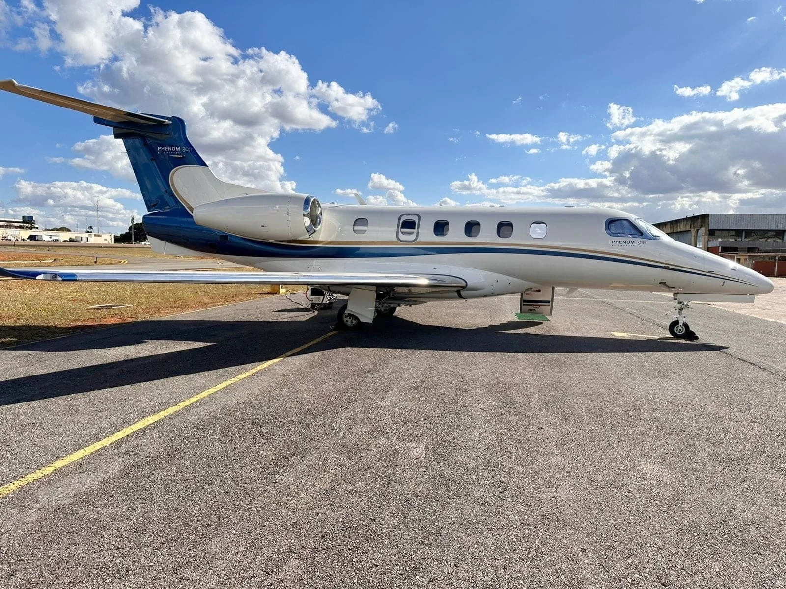 Embraer EMB 505 - PHENOM 300 - foto 2