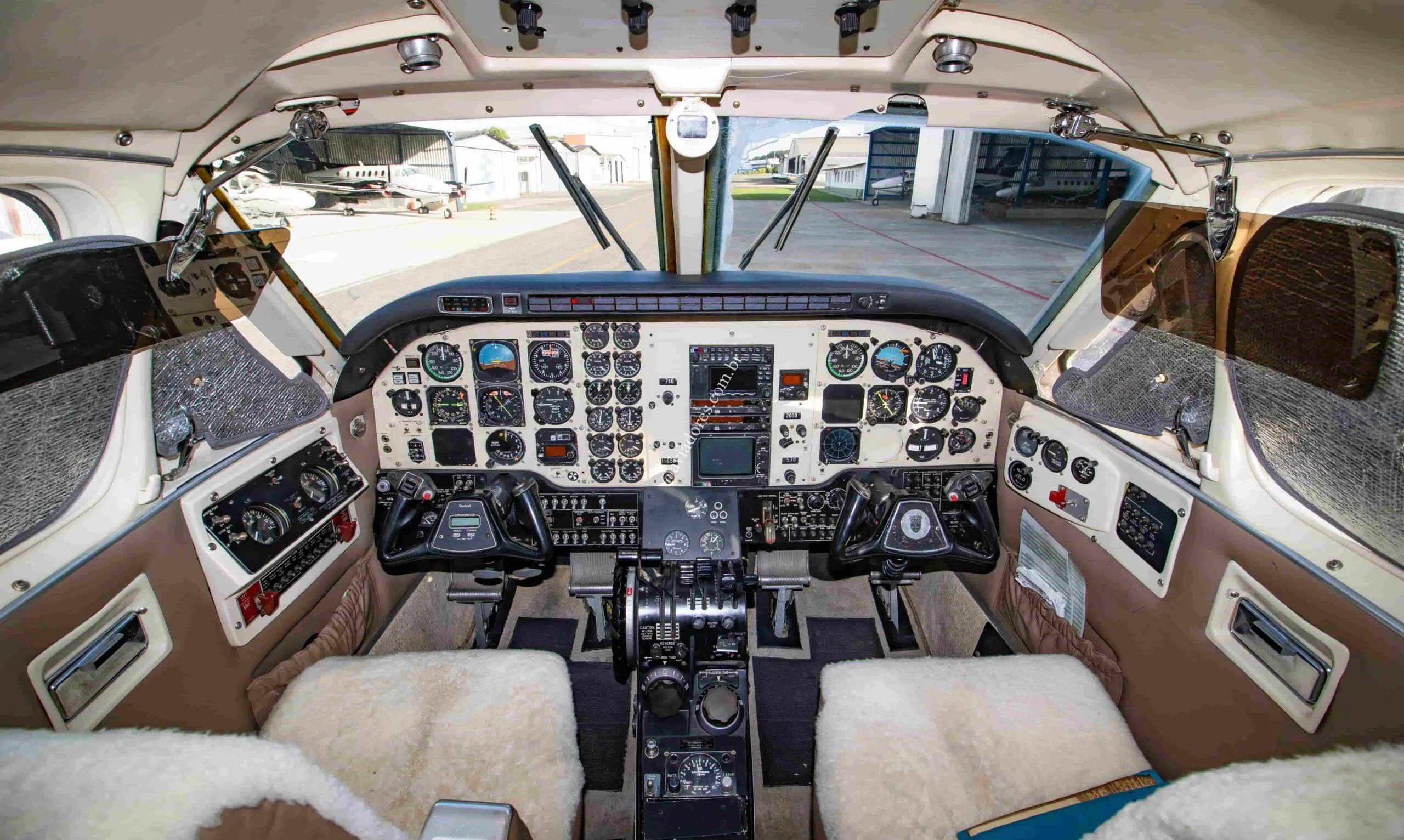 BEECHCRAFT CORPORATION KING AIR C90 - foto 13