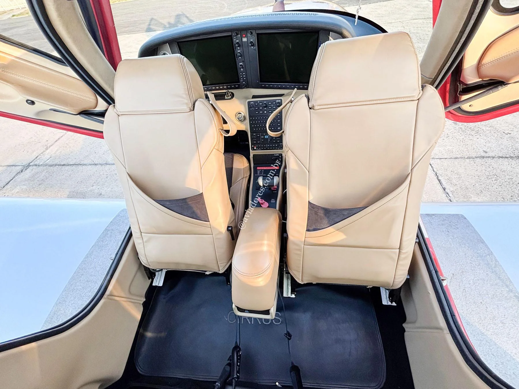 Cirrus Aircraft SR22 G6 GTS CARBON - foto 8