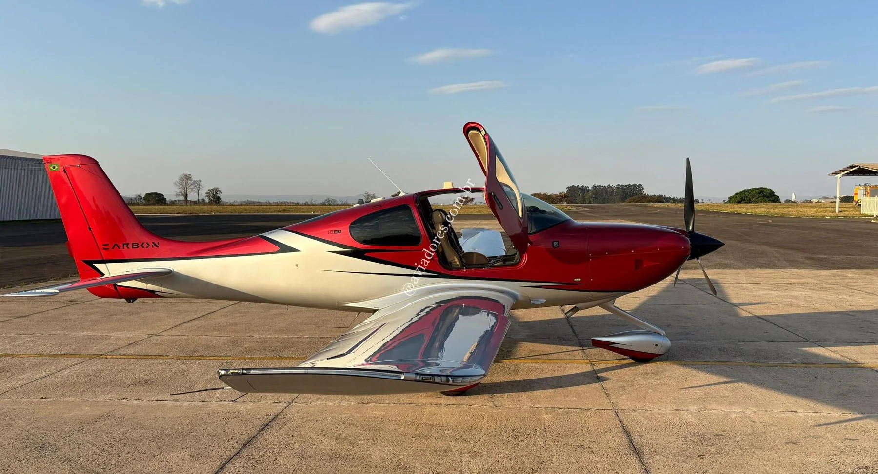 Cirrus Aircraft SR22 G6 GTS CARBON - foto 19