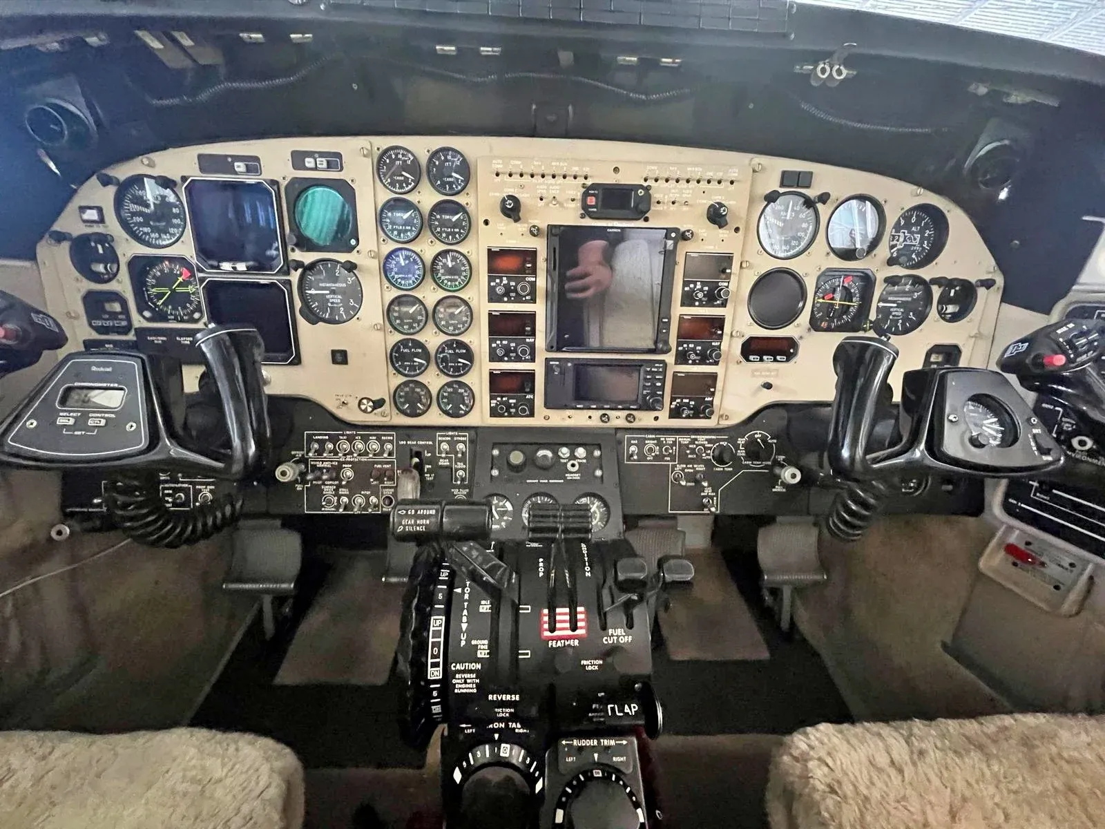 Beechcraft Corporation King Air C90B - foto 2