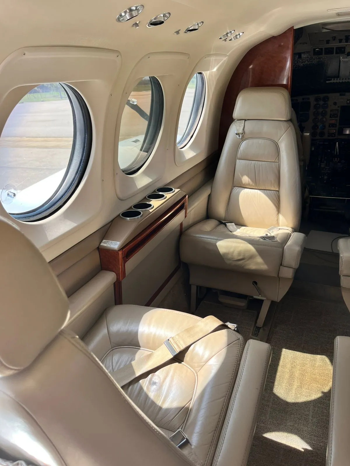 BEECHCRAFT CORPORATION King Air C90B - foto 2
